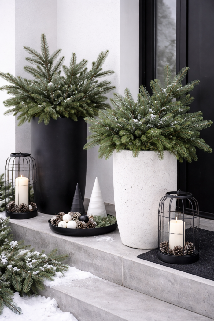 Moderne Outdoor-Weihnachtsdeko-Ideen in Schwarz Weiß mit Tannenzweigen puristisch inszeniert
