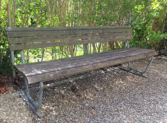 Permalink to Gartenbank Im Bauhaus Alte Hölzerne Antike Und Altmodisch, Aber Immer Noch Stark