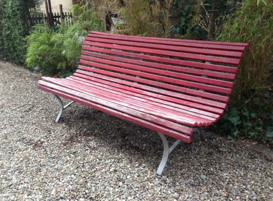 Permalink to Gartenbank Rot Holz Lange Genug Für Drei Personen Zu Sitzen Niedrig Und Bequem